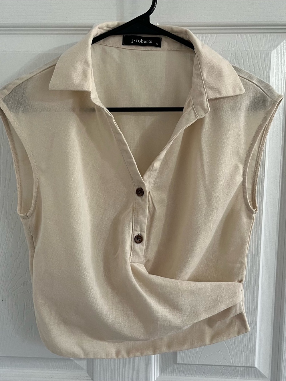 J. Roberts Cream Sleeveless Button-Front Collared Top